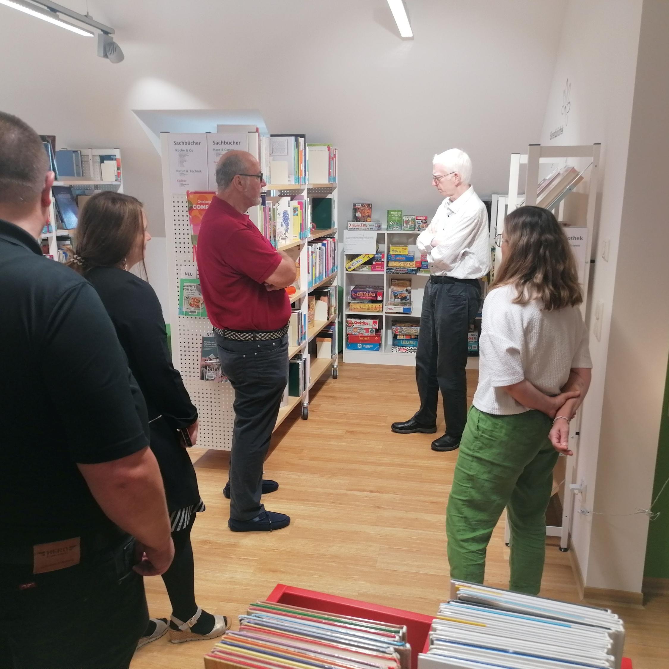 Austausch am Bücherregal: Auftaktbesuch in Pettendorf