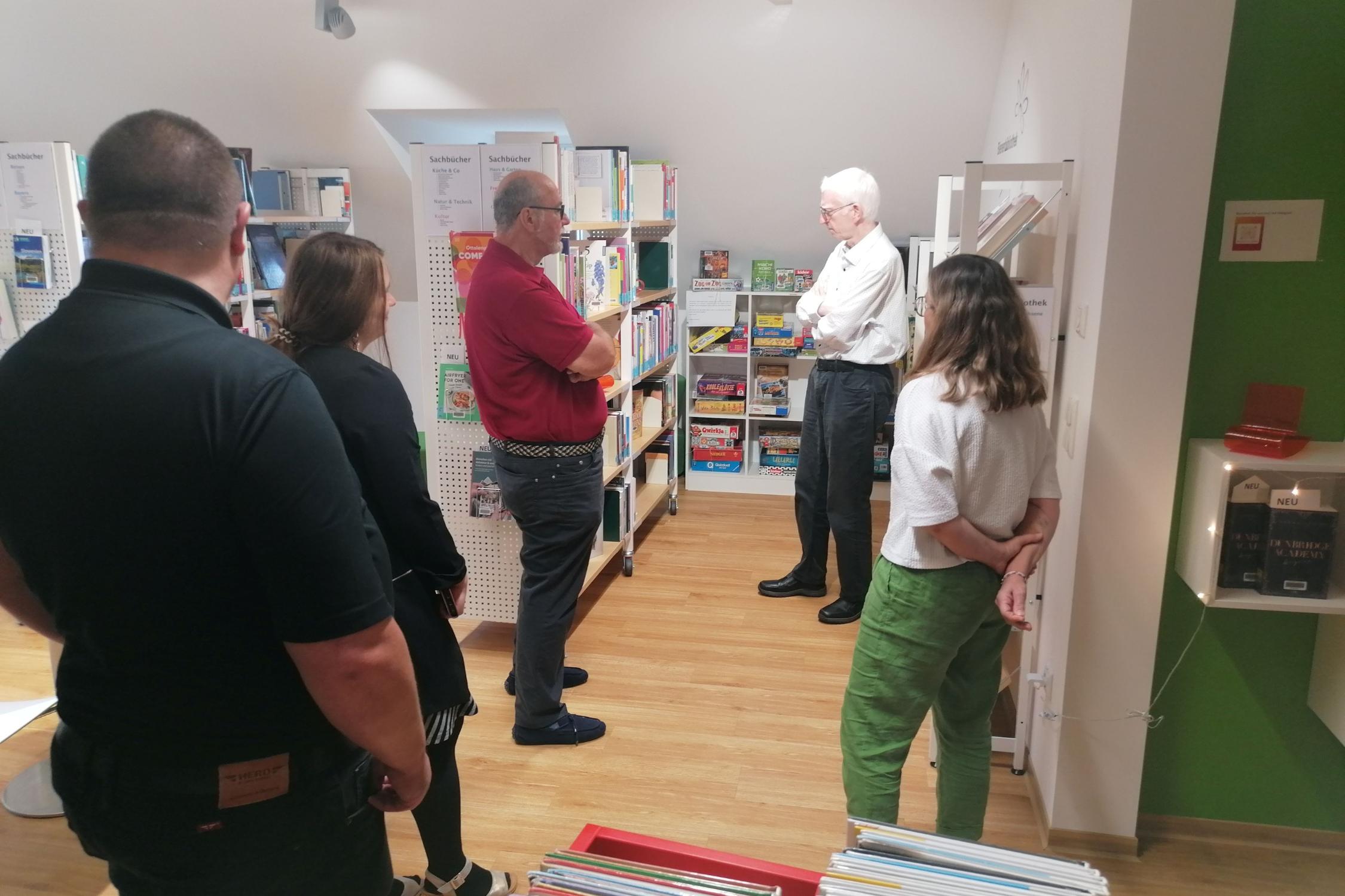 Austausch am Bücherregal: Auftaktbesuch in Pettendorf