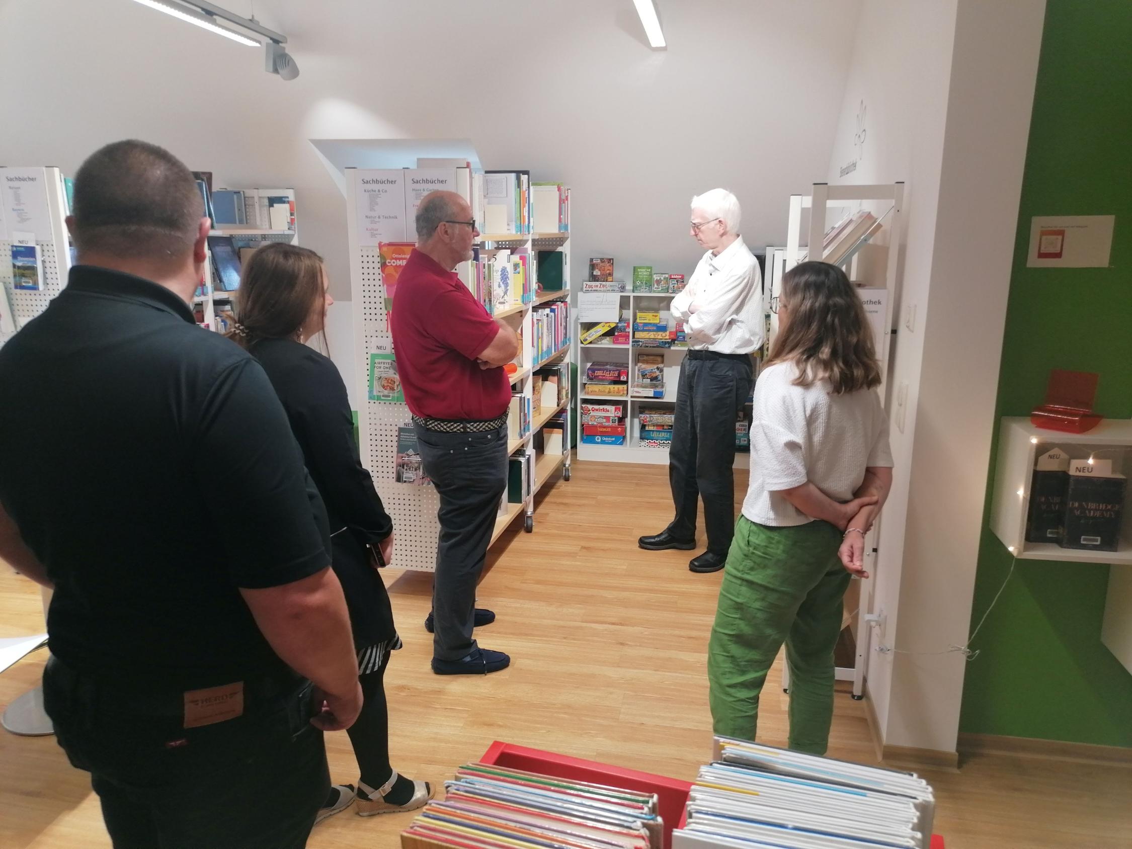 Austausch am Bücherregal: Auftaktbesuch in Pettendorf