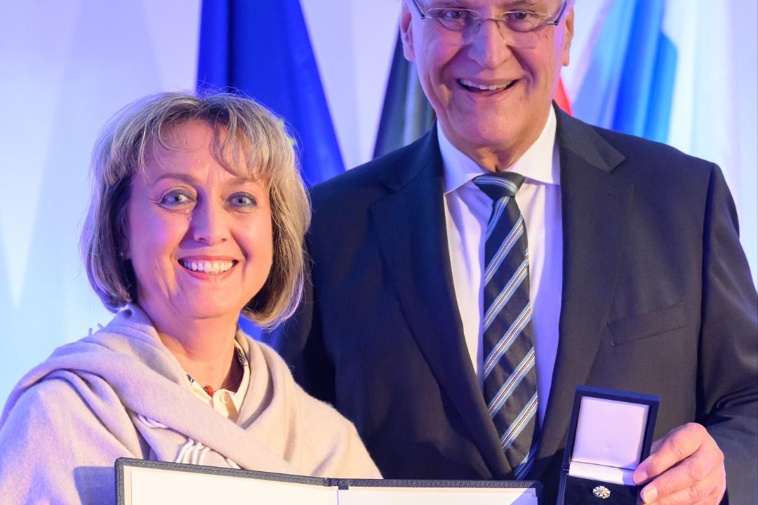 Innenminister Joachim Herrmann überreicht Georgine Wandinger das Ehrenzeichen des Bayerischen Ministerpräsidenten.