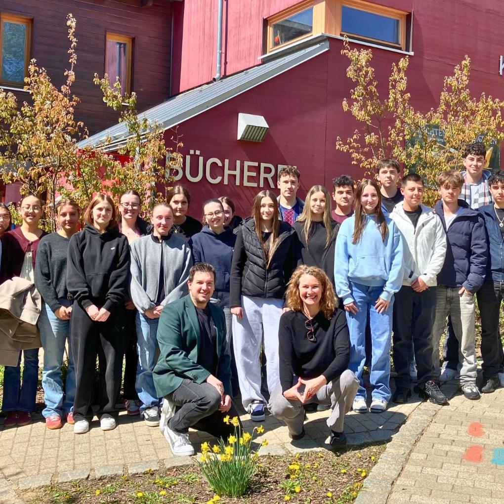 Gruppenfoto vor der Gemeinde- und Pfarrbücherei Obertraubling