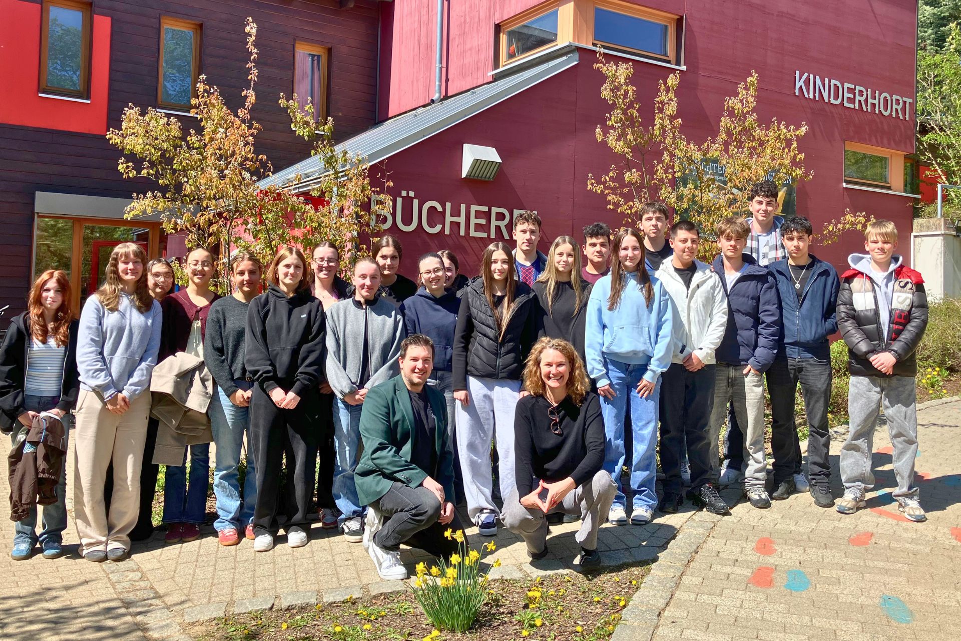 Gruppenfoto vor der Gemeinde- und Pfarrbücherei Obertraubling