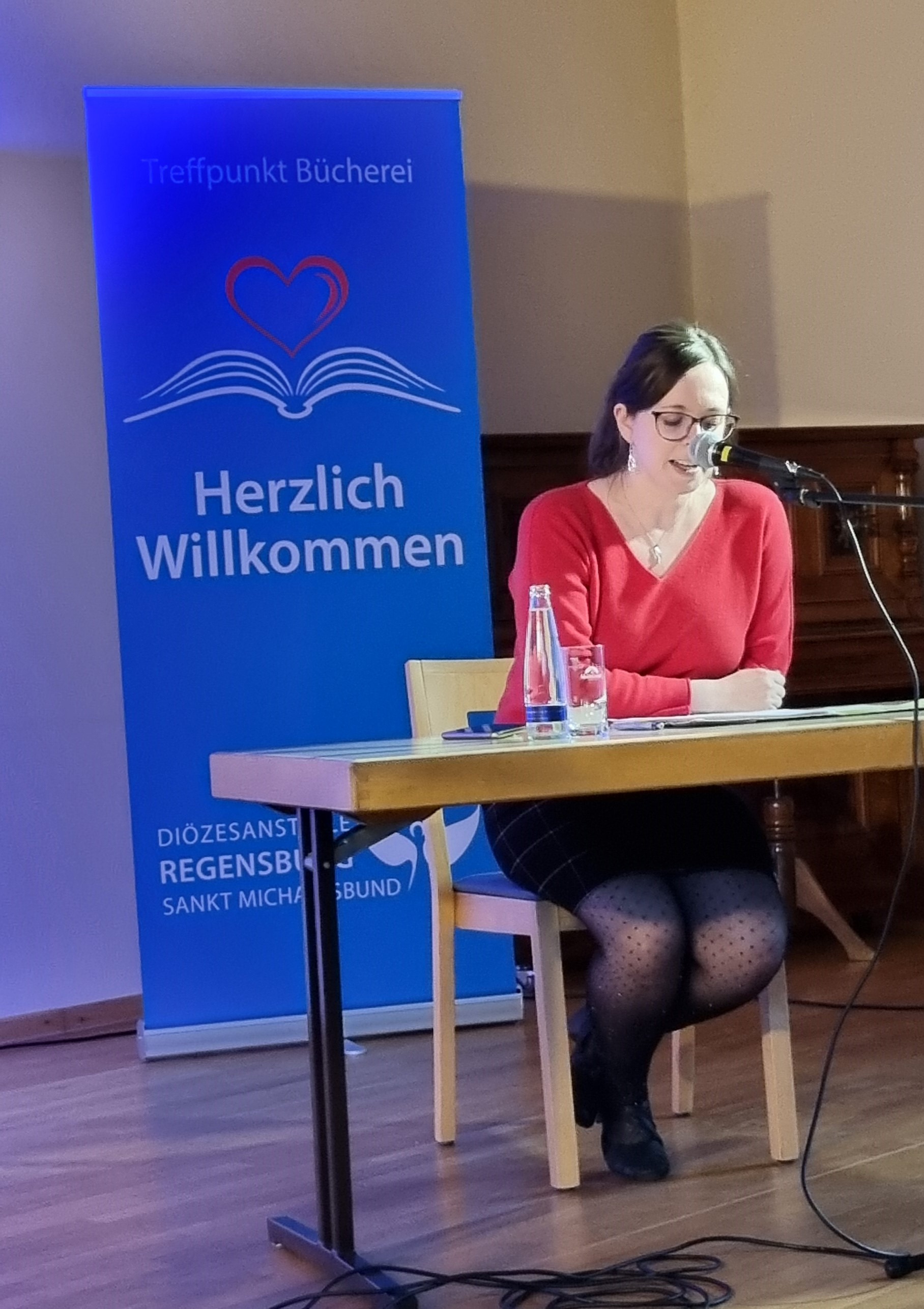 Anita Fürst bei der Büchereitagung 2025 – mit Humor und Wortkunst begeistert sie das Publikum