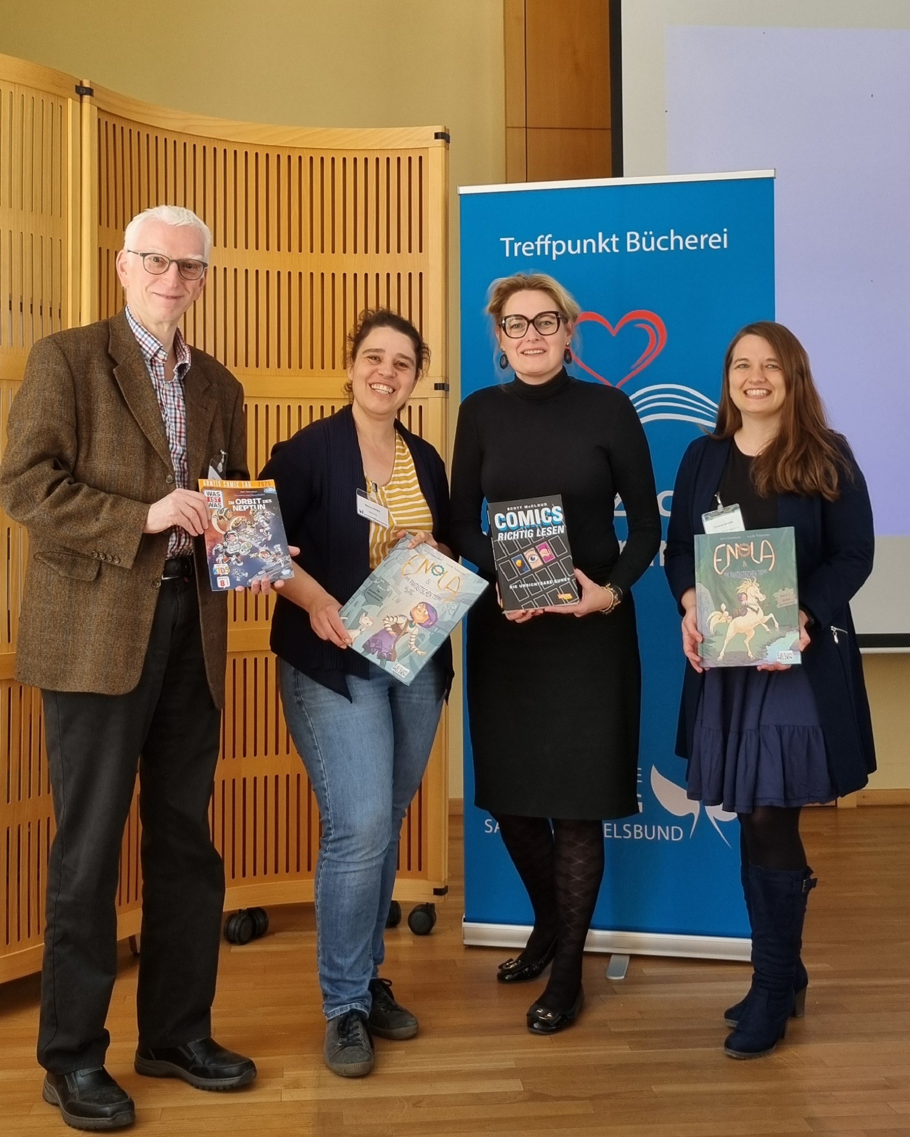 Dr. Walter Zahner, Martina Streble, Dr. Claudia Pecher und Christina Schnödt mit Comicbüchern bei der Büchereitagung 2025