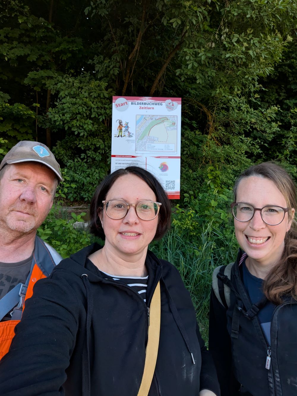 Bilderbuchweg von links nach rechts: Pflügl, Dr. Monika Mügschl-Scharf, Dr. Silvia Minke