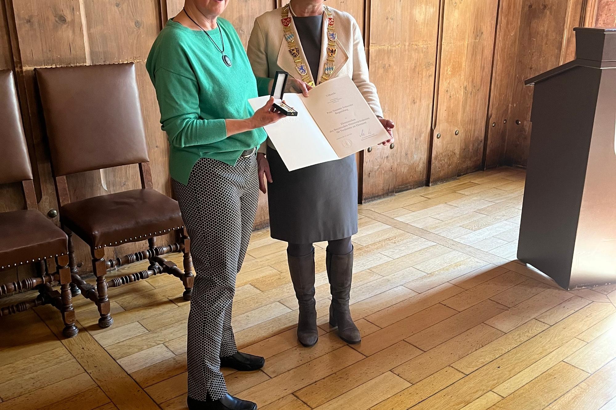 Oberbürgermeisterin Gertrud Maltz-Schwarzfischer überreicht Susanne Schneider das Ehrenzeichen des bayerischen Ministerpräsidenten.